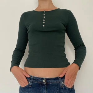 Mörk grön tröja - En basic mörk grön långärmad tröja. Passar utmärkt till det mesta! Köpt på Zara för några år sen så jag tror inte att den finns kvar. Använd några gånger men inga större defekter! ❤️‍🔥 