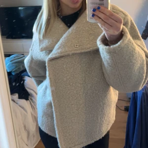 kappa - beige kappa från gina, inga defekter💕nypris 600kr
