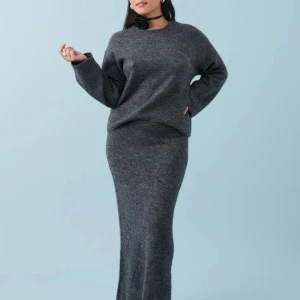 Stickat set - Säljer detta fina set från Gina Tricot (säljer ihop). Tröjan är öppen i ryggen och båda är slutsålda.  Knappt använda. Sååå fint till hösten nu. Säljer pga kommer inte till användning  Medium på tröjan, xs på kjolen