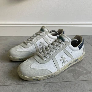 Premiata Sneakers Beige/Vit Mocka  - Tja! Säljer mina feta Premiata skor till bra pris nu för att dem inte passar mig. Dem har använts mycket sparsamt i ett par fåtal dagar. Skick: 9.5/10, Storlek: 43, Pris: 2499kr. Pris går att diskutera, hör gärna av dig vid frågor eller funderingar😊