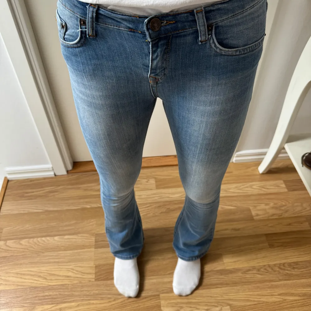 Snygga lågmidjade bootcut jeans. Storlek 164 men är precis som xs, de är ngt korta på mig som är ca 170. Nyskick! Kontakta mig vid frågor o intresse! pris kan diskuteras.. Jeans & Byxor.