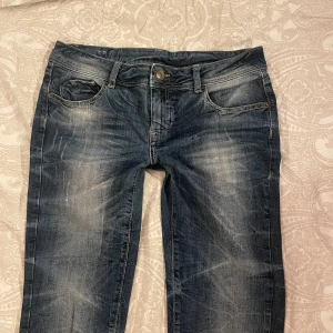 Lågmidjade Jeans - Skitsnygga lågmidjade jeans köpta secondhand 😍✨ De var tyvärr för små för mig så därför säljer jag dem 😕 skulle säga att de är i XS-S. Midjemåttet är 41 cm och innerbenslängden är 78cm💕