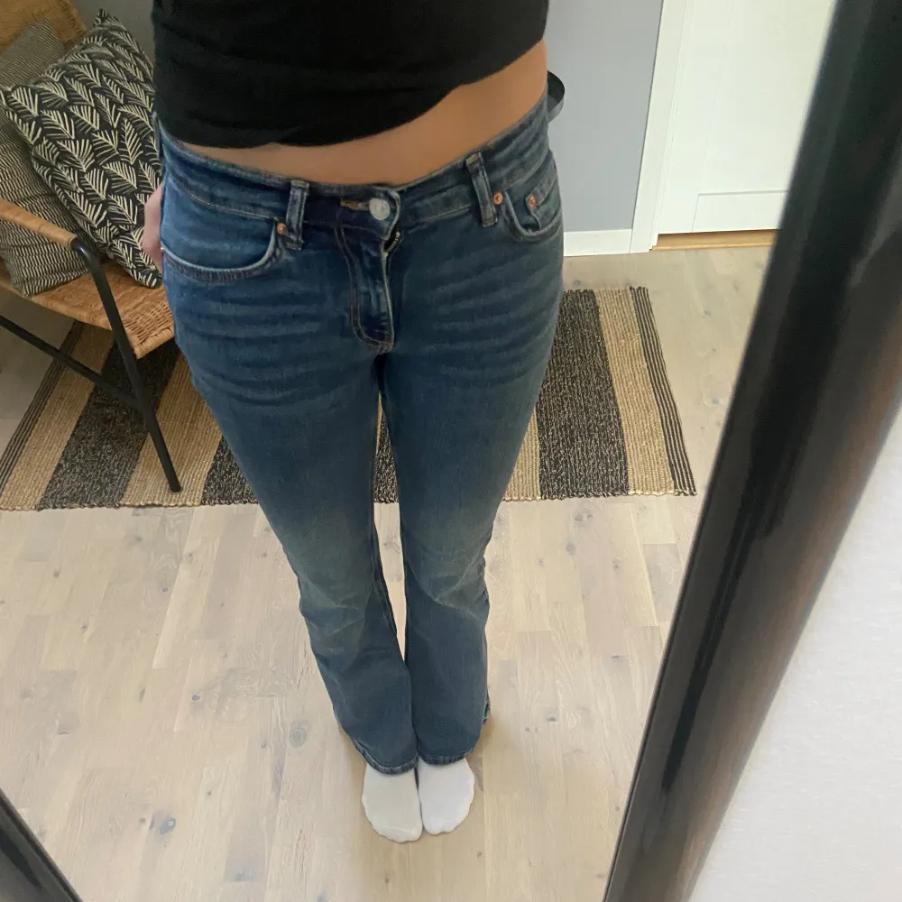 säljer mina mörkblå jeans från gina i mycket bra skick! bra i längd på mig som är 173 men beror såklart på hur man vill ha dom!. Jeans & Byxor.