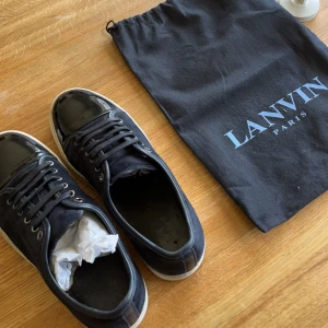 Lanvin Sneakers - Lanvin Sneakers i uk 8 motsvarar 42/43 i EU storlek. Lanvinsen har några få defekter en liten defekt finns på högra captoen men inget som man märker av. Mockan har tagits hand om väl. Endast dustbag medföljer vid köp. Buda! 