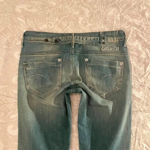 Lågmidjade Jeans  - Jättesnygga lågmidjade jeans i märket G-Star Raw🤩 De är tyvärr för små så därav säljer jag dem, och kan därför inte heller skicka bilder på 😕🫶 jag skulle säga att de är i XS-S. Midjemåttet är 41cm och innerbenslängden är 83 cm💕 SÄLJER MER LÅGMIDJADE❗️