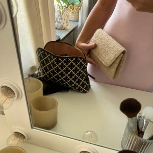 Liten väska🌸 - Superfin väska, lite becksöndergaard liknande💕 köpt på zalando! Avtagbar kedja så funkar både som kuvertväskorna och axelremsväska✨ Endast använd vid ett tillfälle så i gott skick! 