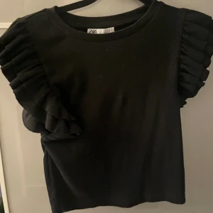 Zara topp svart  - Topp från zara i storlek M. Knappt använd💘