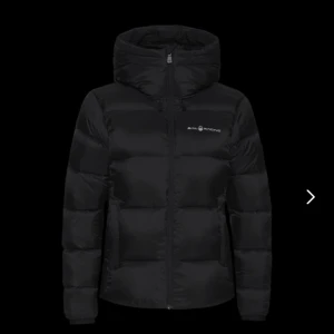intressekoll - svart sail racing jacka i dam strl. xs, är använd men i bra skick, nypris - 4200kr, ge prisförslag🥰