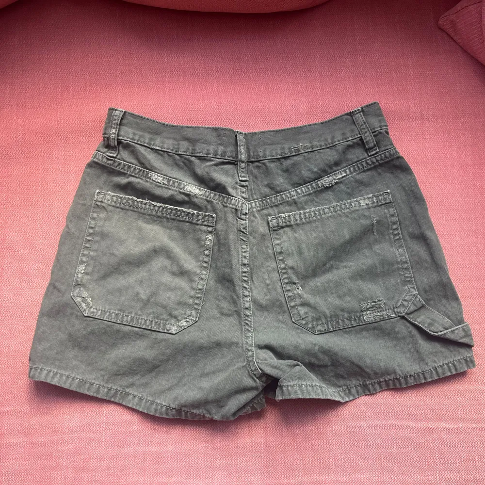 Aldrig använda snygga gröna jeans shorts från zara  Storlek EU34  Väldigt sköna och passar bra med en vanlig stickad tröja vit t-shirt men även en blus. Shorts.