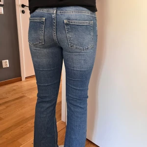 Blå low waist jeans  - Vi säljer dessa fina bootcut jeans ifrån Young Gina eftersom de är för små. Endast använda ett fåtal gånger och har därmed inga skador. Jeansen är även justerbara vilket du kan se på bild 3. Skriv om du har några frågor eller vill ha fler bilder 💕