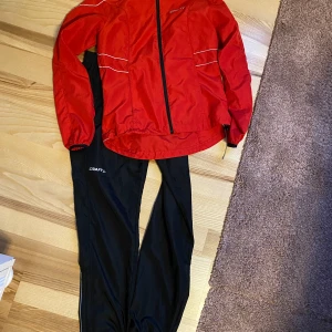 Vinddress, strl S - Säljes i fint begagnat skick. Enda att anmärka på är jackan där ett snöre har lossnat för att justera den nertill (se bilder). Kolla gärna in mina andra annonser för samfrakt!