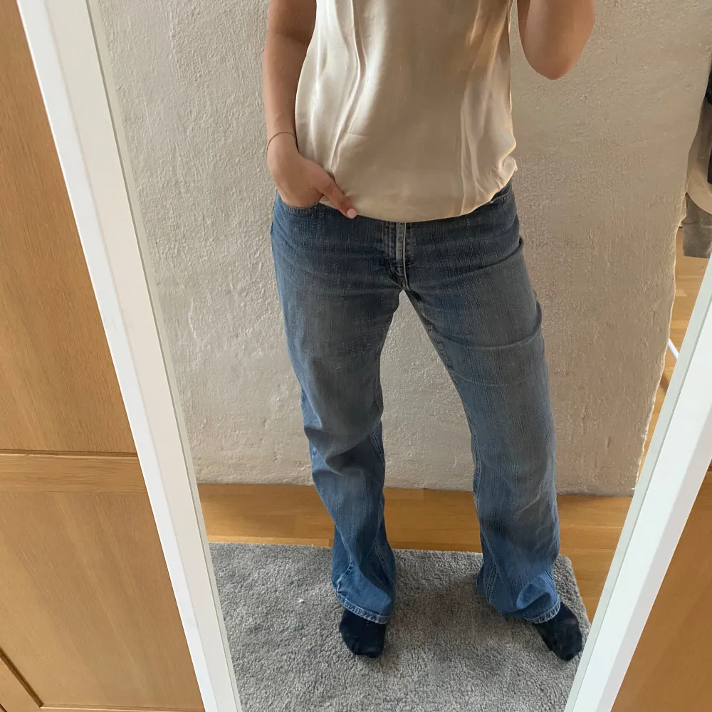 Lågmidjade jeans som har vida ben!!! Assss snygga 😍😍😍. Jeans & Byxor.