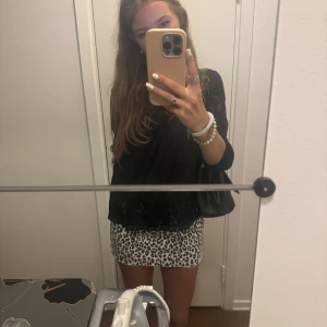 Leopard kjol  - En fin leopard jeanskjol i storlek 36, köptes i London för 429kr