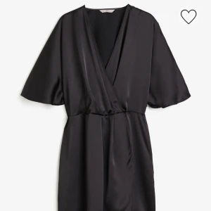 Satinklänning - Snygg slutsåld klänning från H&M, oanvänd med prislappen kvar💗💞