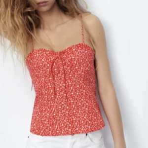 Så fint linne! - Så fint rött linne med vita blommor! Fint skick!