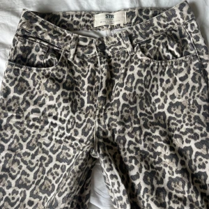 Leopardmönstrade byxor - Världens coolaste byxor i leomönster! Ger en otrolig form på rumpan. Säljer pga fel storlek, inget att anmärka på.   Nypris ca 600kr Mitt pris 500kr