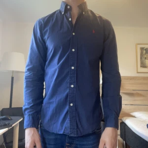 Ralph lauren skjorta - Jättesnygg ralph lauren skjorta i jättebra skick. Storlek s slim fit. Inga defekter, fläckar eller hål.
