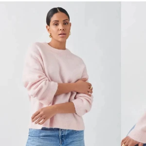 söker rosa stickad tröja från ginatricot  - söker denna tröjan från Gina i strl m, kan betala upp mot nypris ❤️