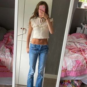 Beige zara topp  - Säljer denna jättesöta beiga zara topp eftersom den är för kort för mig💗 Köpt för 300 men säljer för 150💗 Skriv för frågor💗