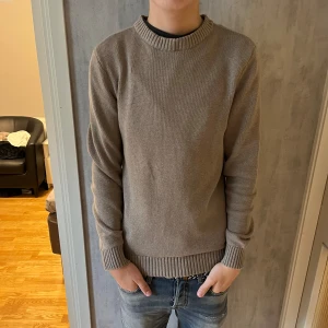 Dobber tröja  - Säljer nu min Dobber tröja. Skick 8,5/10. Modellen är 180cm och väger 61kg. Köpt för 600kr på Mq. Skriv vid frågor eller funderingar.😊