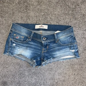 Hollister shorts  - Super snygga hollister shorts köpt här på Plick men som tyvärr är förstora för mig. Mått rakt över är 40 cm