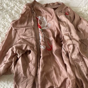 Satinkimono - Så söt satinmorgonrock/kimono