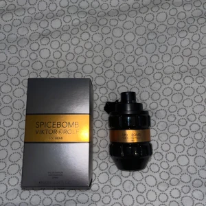 Viktor&Rolf Spicebomb Extreme - Tja, säljer nu min spicebomb extreme som är en av de populäraste parfymerna och luktar svin gott, perfekt nu inför hösten/vintern. Den är i 90ml Den är max sprayad 10 gånger inte mera, i princip full och som ny. Box ingår