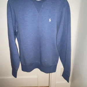  ljus blå POLO Ralph lauren sweatshirt - En ljus blå POLO Ralph lauren sweet shirt i storlek 170/M i herr storlek  Sicket är 10/10 har andvänts 1 gång Väldigt bra passform på tröjan   Köpt för 1800