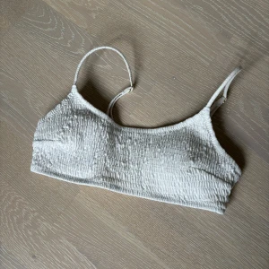 Bikini topp - Säljer den här vita fina bikinitoppen då den ej passar mig längre☺️
