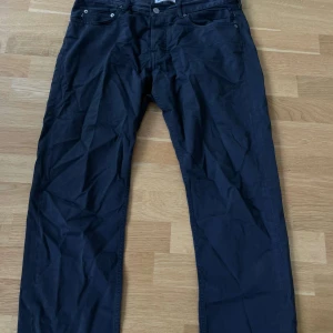 Stone Island byxor - Inga defekter. Byxorna säljs utan patch. Storlek 31/34 men är uppsydda till en 32