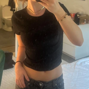 Svart kroppad t-shirt/topp - Svart kroppad t-shirt från Gina Tricot, storlek S. Fint skick!❤️