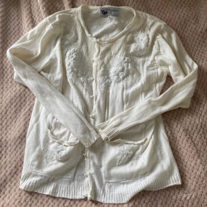 Söt kofta - Söt kofta med unikt och coolt broderi och fickor framtill! Skriv gärna i DM vid frågor 💗