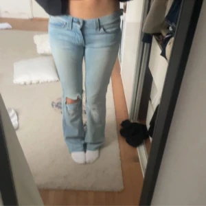 Snygga lågmidjade jeans - Säljer dehär jättesnygga lågmidjade jeansen då de blivit för små för mig, pris kan diskuteras vid snabb affär!