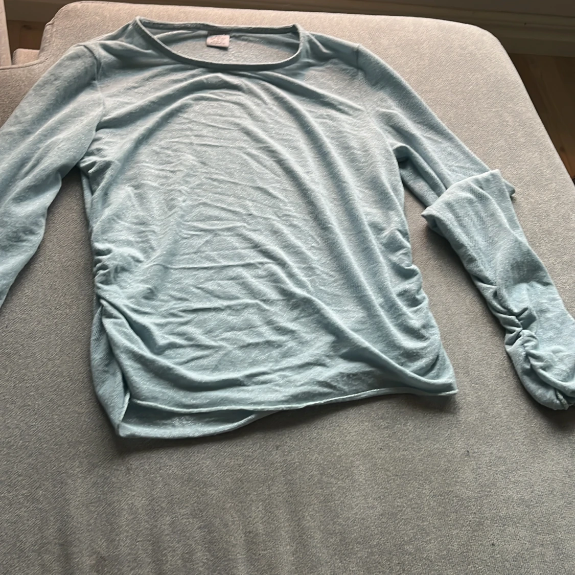 Ljusblå glittrig tröja