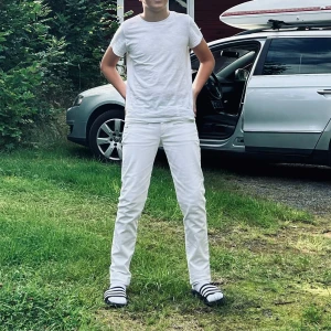 Vita byxor - Ett par helt nya J Lindeberg byxor i herrstorlek W26’. Personen på bilden 163 cm, vikt 46 kg.