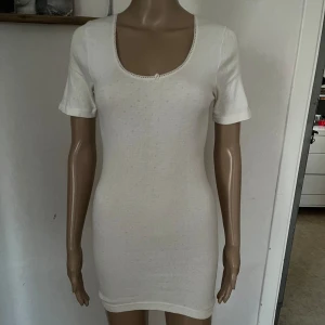 Retro vintage finstickad vit T-shirt stickad 40-tal 50-tal 60-tal  - Inget att anmärka på. Uppskattar den till storlek s.