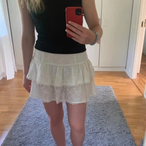 Jättefin volang kjol!! - Nu säljer jag denna super snygga kjolen ! Har ingen lapp kvar. Säljer eftersom den inte kommit till användning. Använt varsamt! 