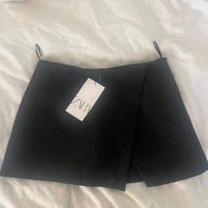 Zara kjol - Heltny med prislapp, kjol med inbyggda shorts💕