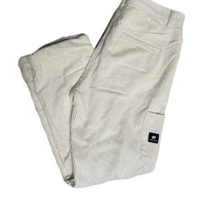 Sweet Sktbs manchesterbyxor - Vita manchesterbyxor från märket Sweet sktbs. 