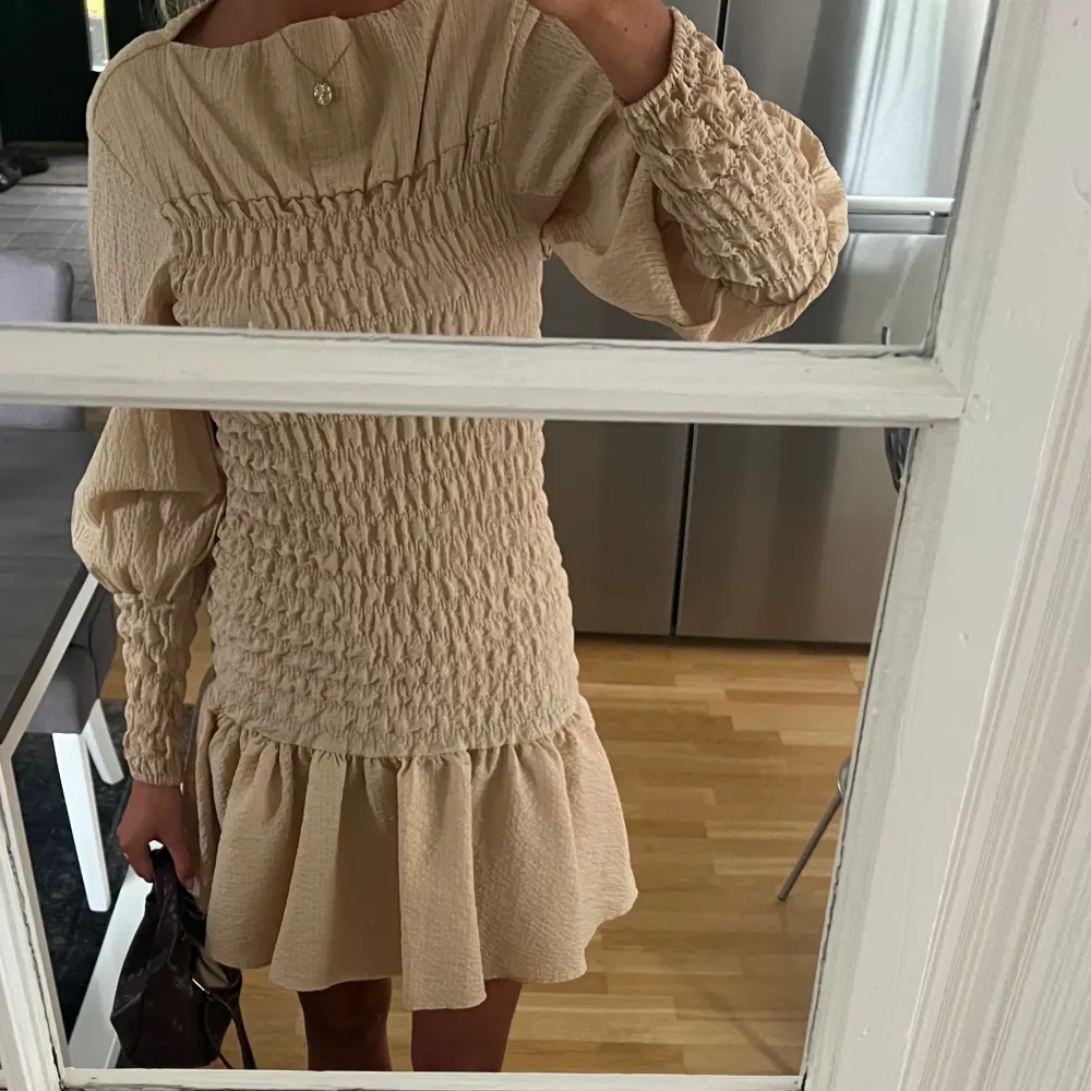 Söt beige klänning från H&M aldrig använd💛 st.34/xs passar även small/ 36 och upp då den är väldigt stretchig i materialet . Klänningar.