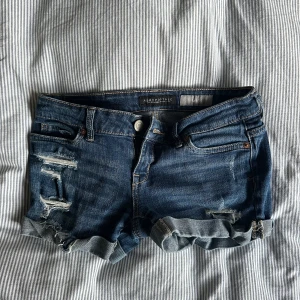 Lowwaisted jeansshorts - Säljer dessa då de tyvärr är försmå för mig💔 jätte snygga jeansshorts i gott skick! Storleken är 00 vilken motsvarar w24