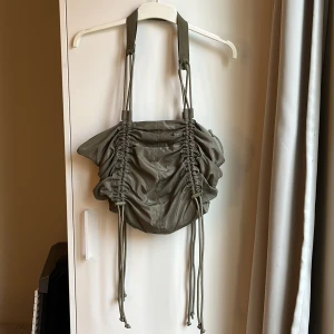 Urban outfitters väska - Cool och justerbar i längd och scrunch🤝Har en innerficka. I princip oanvänd och det är som ny!