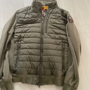 Parajumper cardigan - Säljer nu min parajumper cardigan då den inte används längre. Inga tecken på användning. Sitter som L/Xl. Köpt för 3500 Bvsa