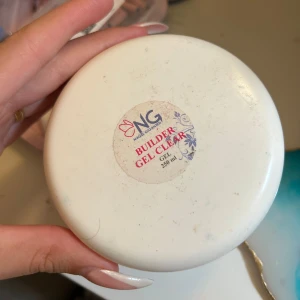 Använder inte då jag har slutat med naglar  - Mer än helvten kvar av gelen köpte för 1000 säljer för 600 då de väldigt mycket kvar på bilden syns mindre 