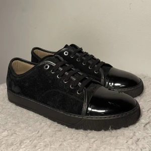 Lanvin skor - Hej! Vi säljer nu dessa galet snygga och eftertraktade hel svarta Lanvin skor. Skorna är i bra skick 8/10, en skada på höger cap toe. Dustbag medföljer vid köp. Hör av dig vid frågor! 