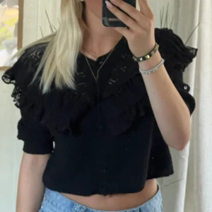 Söt svart kofta  - Super söt kofta med volanger från Zara som är knappt använd