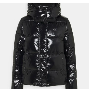 CK vinterjacka  - Säljer min super snygga vinterjacka från Calvin Klein. Använd endast två veckor i fjällen annars som ny 🙌🏽🫶🏽