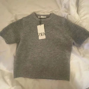 Kortärmad stickad - Säljer min super snygga zara t shirt eftersom den inte kommer till användning, inga defekter eller nått sånt!!💕💕 storlek XS-S
