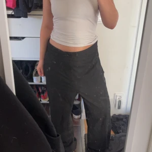 Kostymbyxor  - Jättefina kostymbyxor, storlek 44 men passar enligt mig 40-44 (säljer min mammas och passar därav inte mig)💘