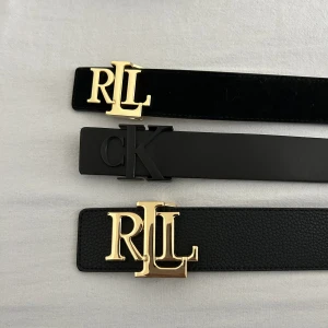 Bälte  - Ralph lauren bälten och ett Ck bälte. Calvin klein säljer för 150kr köpt för 300 De tjockare RLL går för 450 köpt för 1.100 styck. De tunnare säljs för 300 köpt för 950 styck